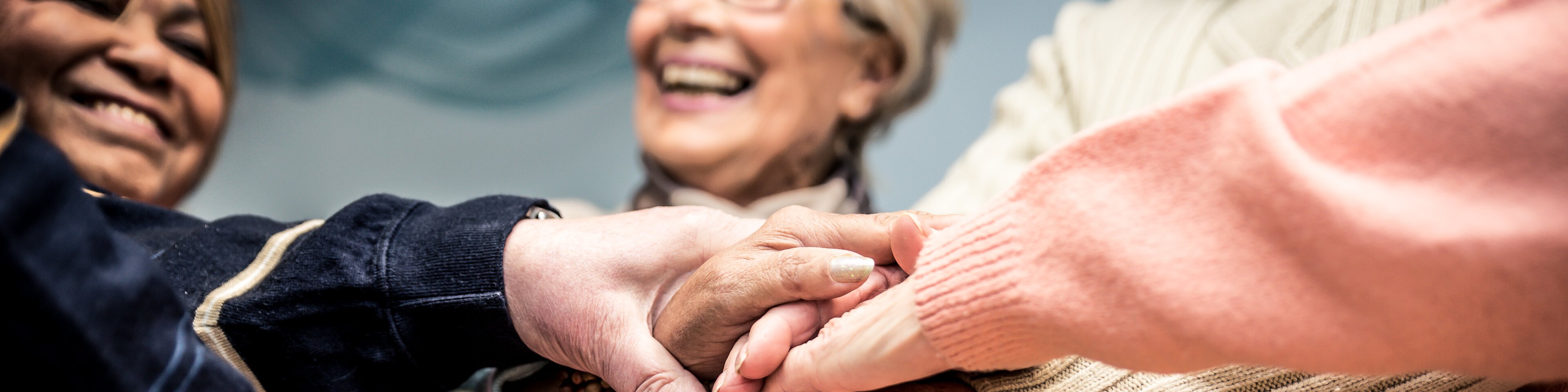 Ein paar ältere Menschen stecken die Hände zusammen | © adobestock_oneinchpunch_283502074