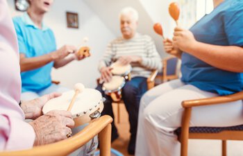 Betreuungsgruppen für Menschen mit Demenz in der Seniorenbegegnungsstätte Rosenheim | © adobestock_kzenon_291717970